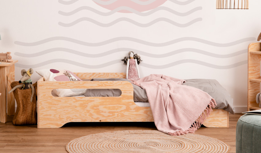  Drewniane łóżko TILA 3 z barierką na połowie łóżka wykonane ze sklejki sosnowej w kolorze naturalnego drewna